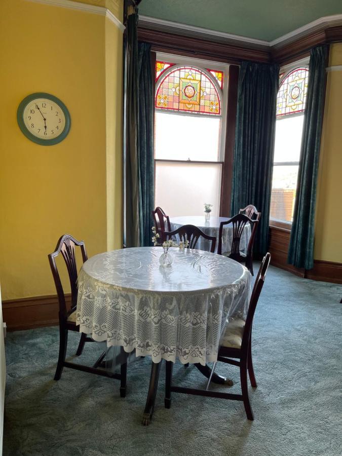 Chimneys Guest House 블랙번 외부 사진