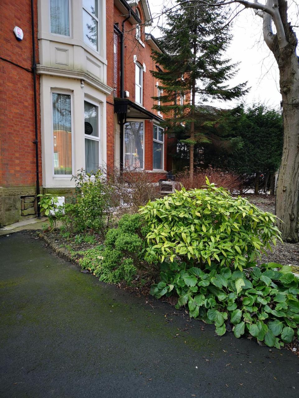 Chimneys Guest House 블랙번 외부 사진